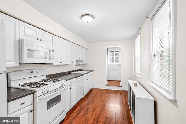 Building Photo - 417 S Madeira St