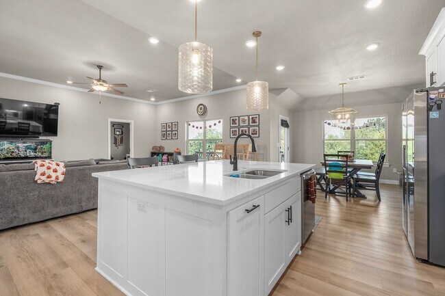 Building Photo - Modern Living: Spacious 5 Bed, 2 Bath Home...