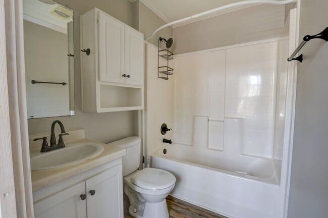Building Photo - 1 Bedroom/ 1 Bathroom available now!