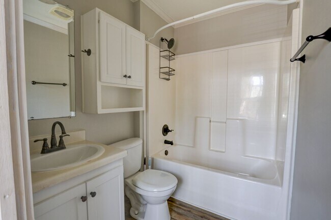 Building Photo - PRICE DEDUCTION! 1 Bedroom/ 1 Bathroom ava...