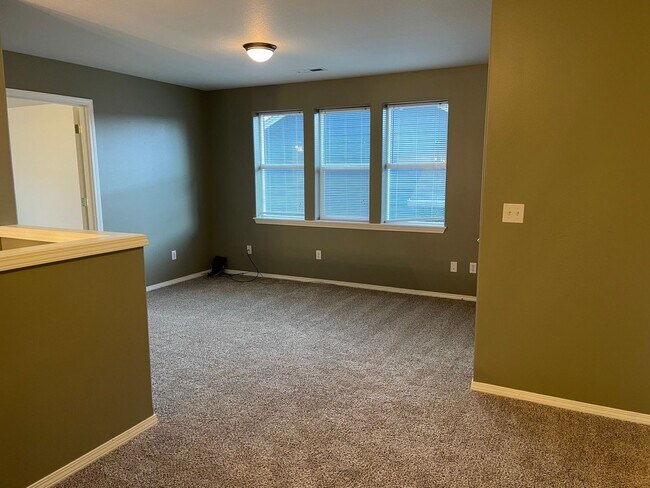 Building Photo - Custom Townhome in Camas School District! Stainless Steel Appliances and A/C!