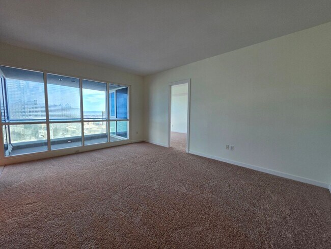 Building Photo - Fantastice High Rise with Full City Views!