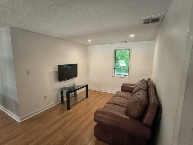 Building Photo - 421 E Hyerdale Dr
