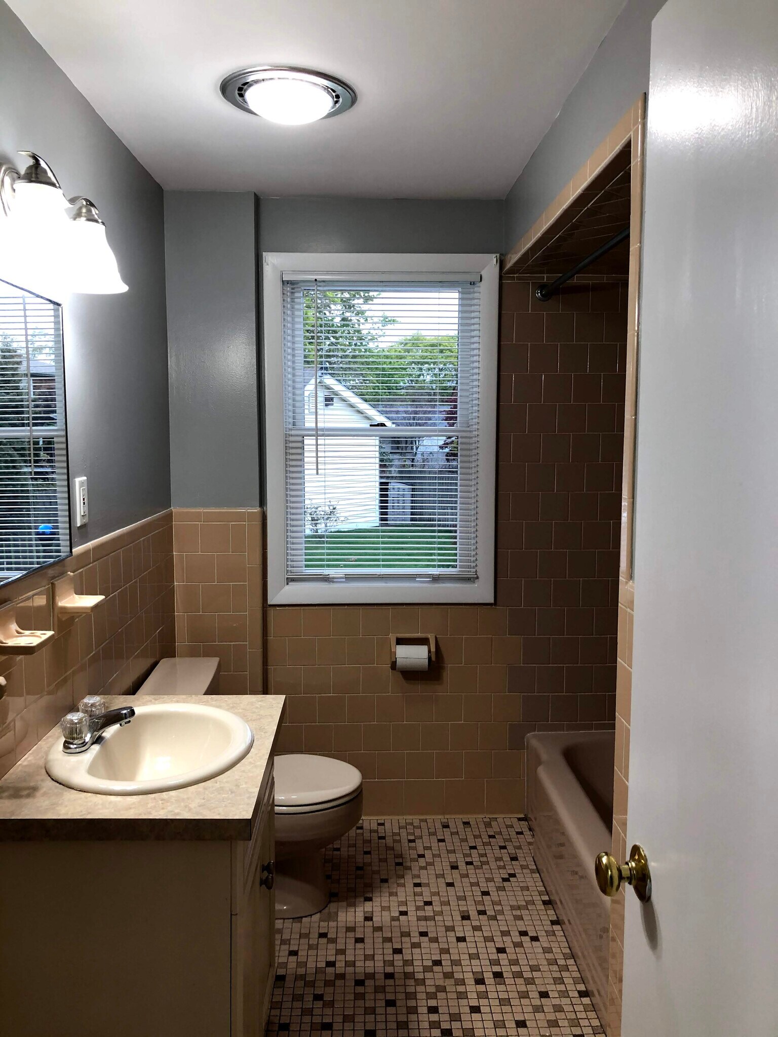 Building Photo - 236 Mapleton St