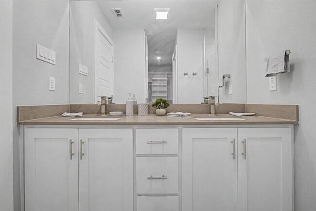 Building Photo - 5410 Travesia Ct