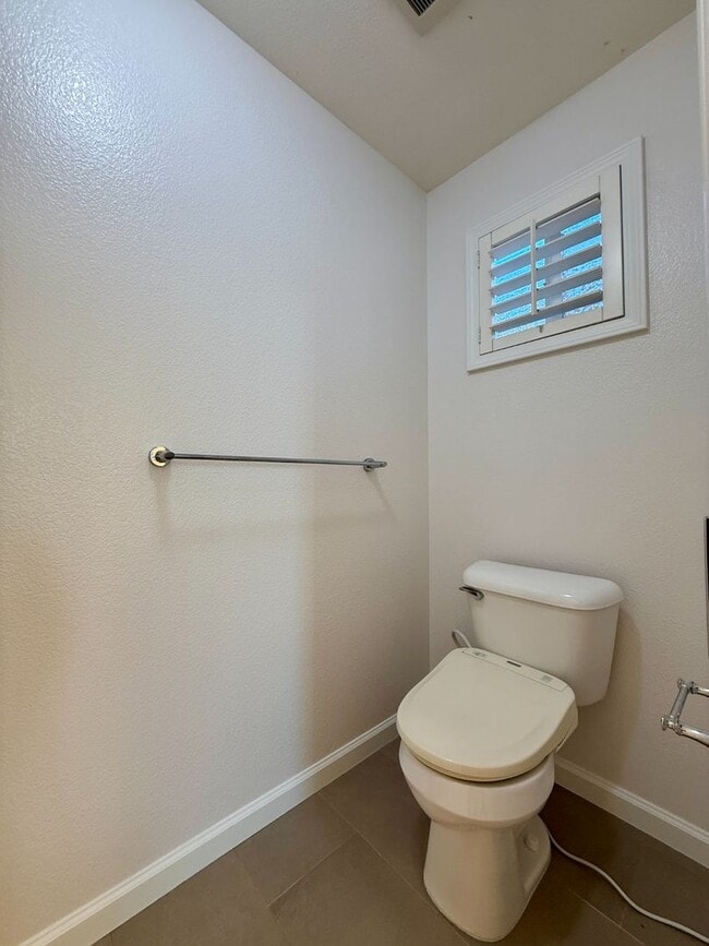 Building Photo - Gorgeous 3 bedroom, 2 and a half bathroom townhome in Hamilton Field for rent!