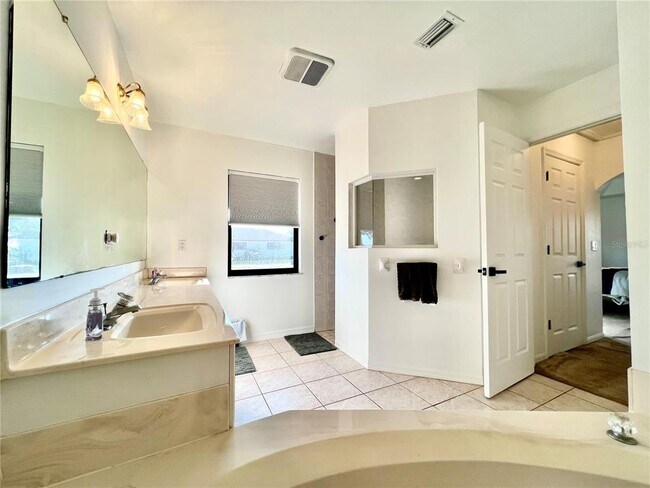 Building Photo - 426 NW 37th Pl