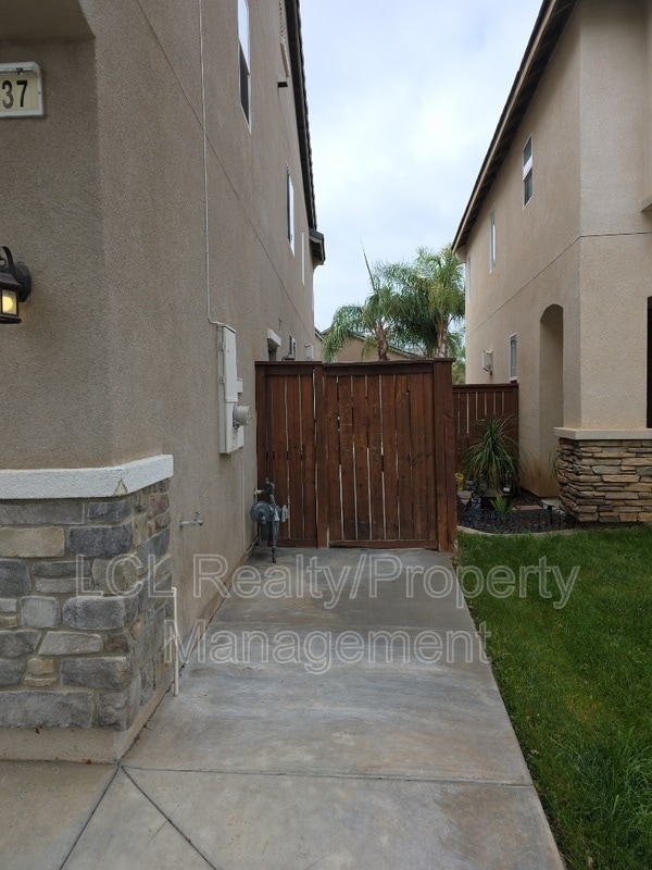 Building Photo - 1737 Dobell St