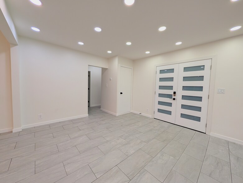 Building Photo - 18700 Collins St