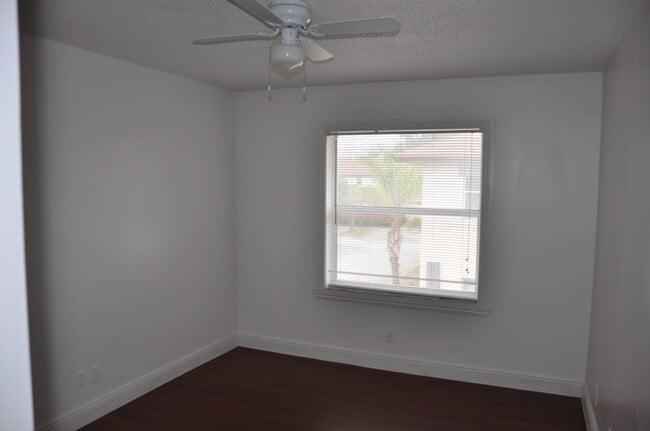 Building Photo - 1401 Cypress Way W