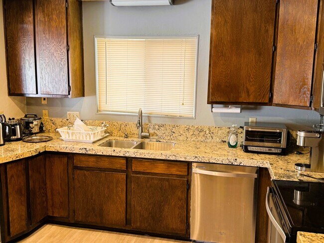 Building Photo - MLCC 3 Bedroom 2 Bath