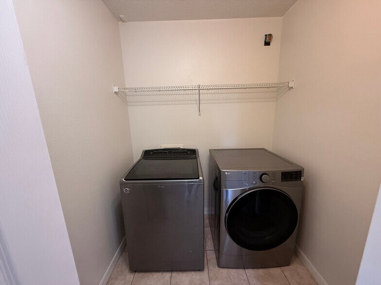 Building Photo - 729 Squirrel Ct