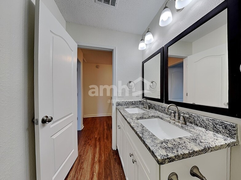 Building Photo - 2613 Newtons Crest Cir