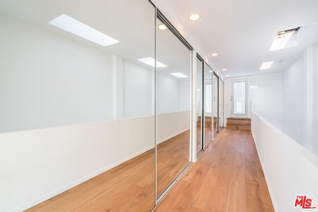 Building Photo - 3711 Ocean Front Walk