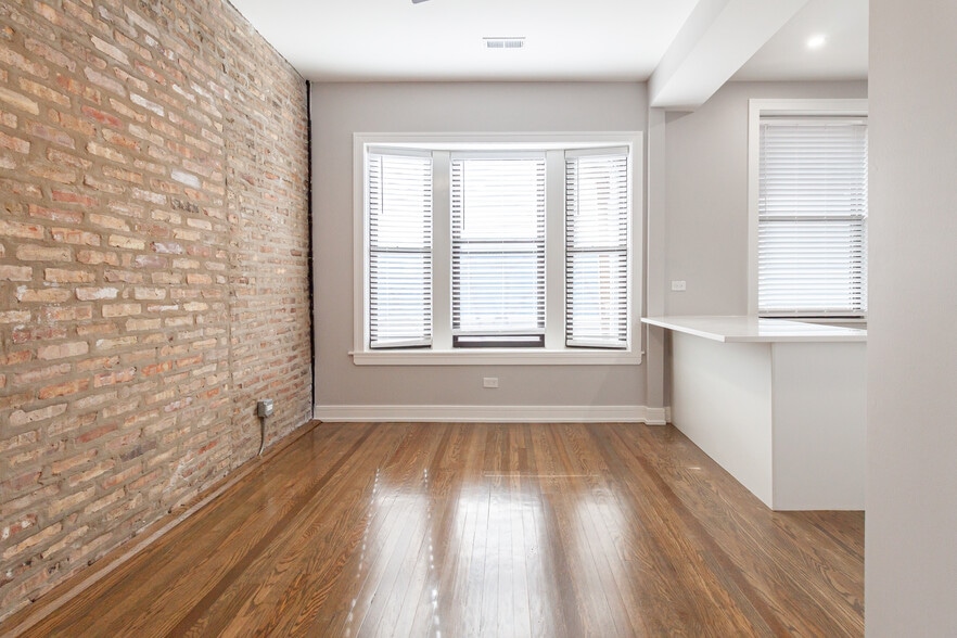 Building Photo - 3830 N Wilton Ave