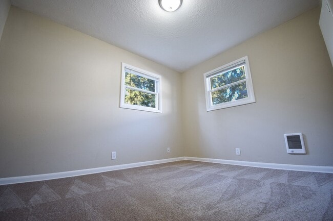 Building Photo - 3 Bedroom 1Bath House, Quiet neighborhood with park across the street