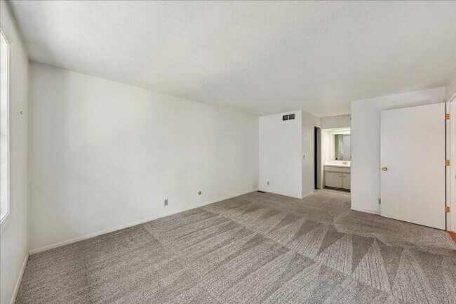 Building Photo - Charming SE Boise Townhome Near the Greenbelt