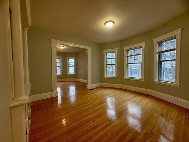 Building Photo - 172 Maplewood St