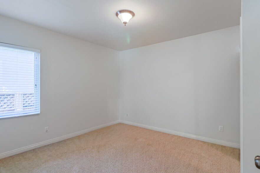 Building Photo - 844 N Lima St