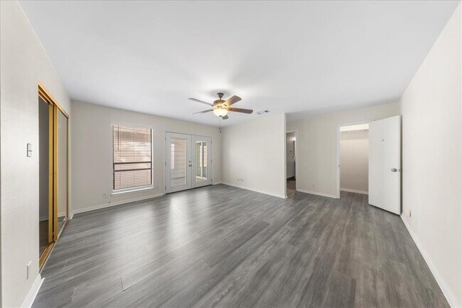 Building Photo - 10900 Crown Colony Dr