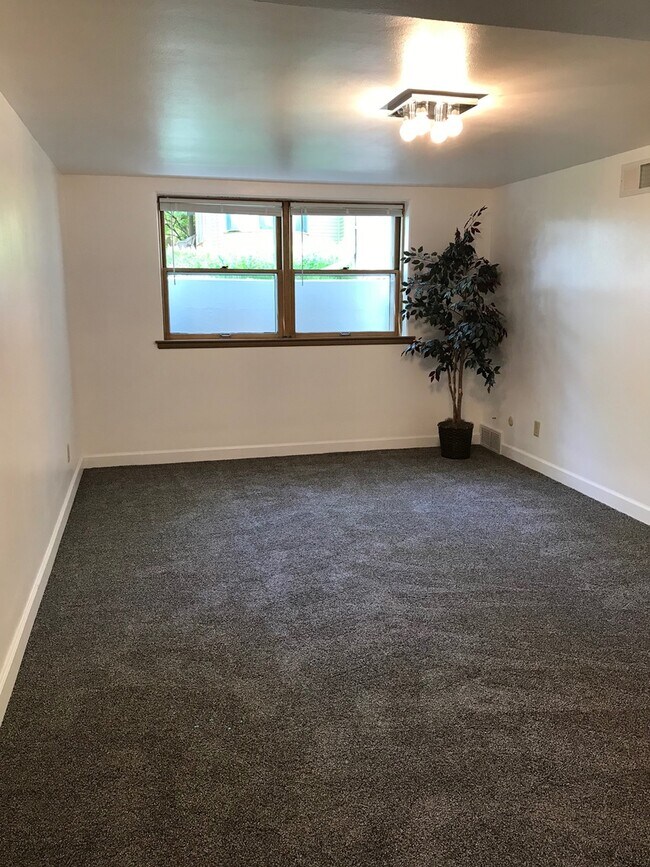 Building Photo - Spacious 1 Bedroom Apartment Near Downtown Sioux Falls!!