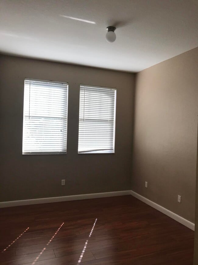 Building Photo - 990 Millbrae Ct