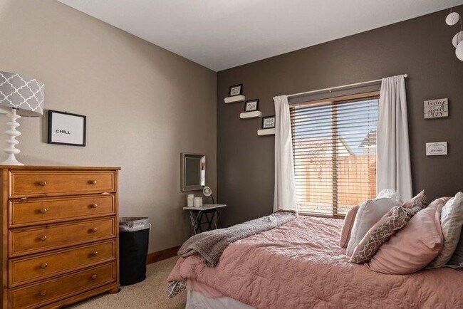 Building Photo - Beautiful 4 bedroom/3 full bath with Large...