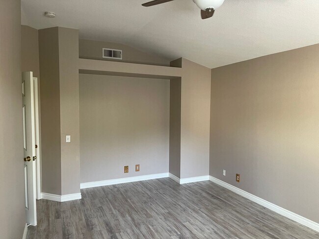 Building Photo - Spacious 4 Bedroom Townhouse Style Condo i...