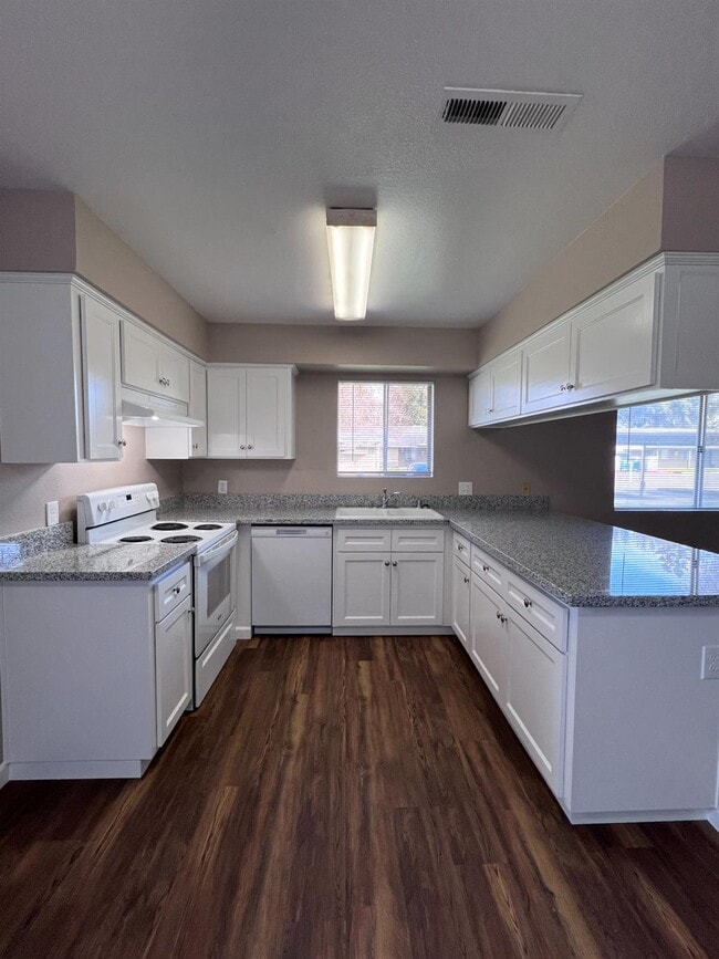 Building Photo - 1262 N Marks Ave