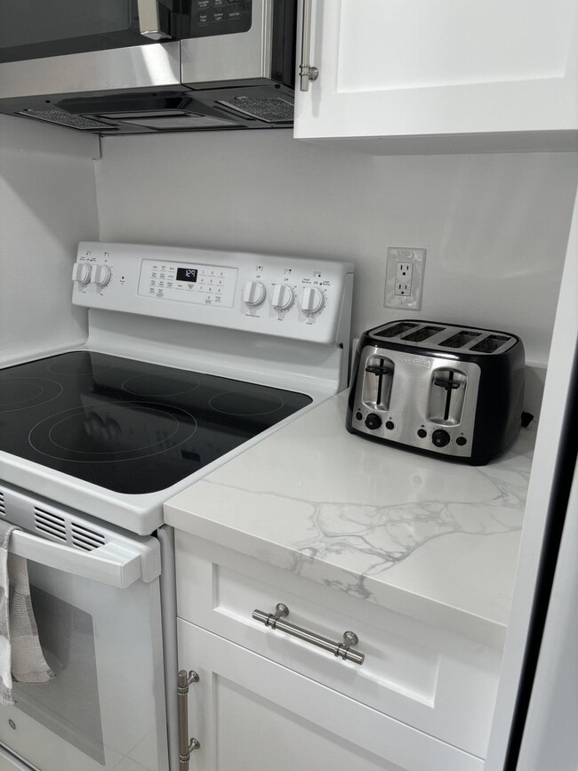 Building Photo - 353 S US Hwy 1