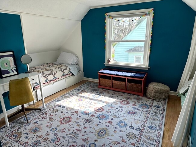 Building Photo - Charming Fully Furnished Bungalow Rental w...