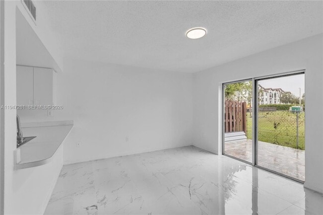 Building Photo - 9193 Fontainebleau Blvd