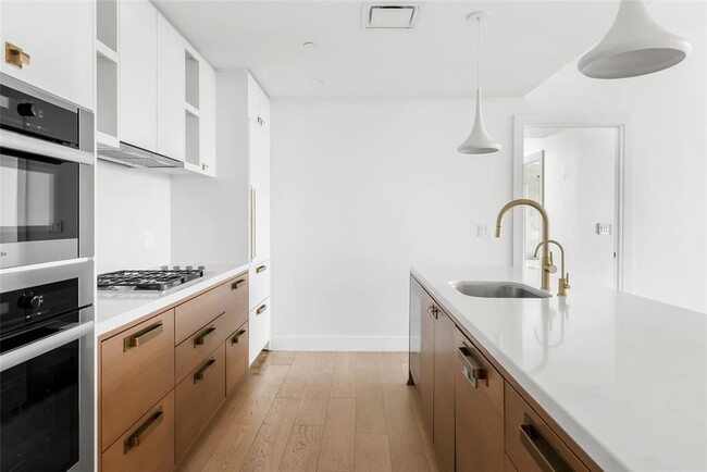 Building Photo - 70 Rainey St