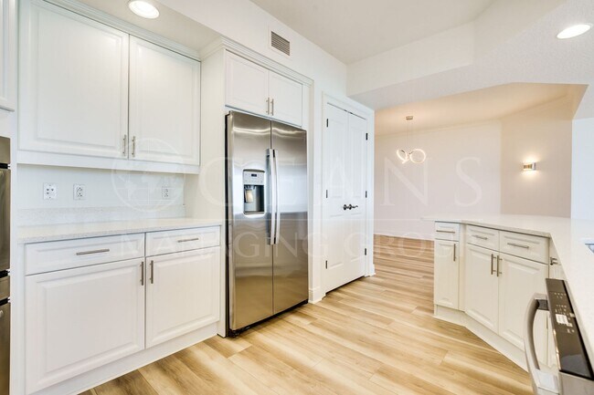 Building Photo - Breathtaking 3 Bedroom Daytona Beach Shore...