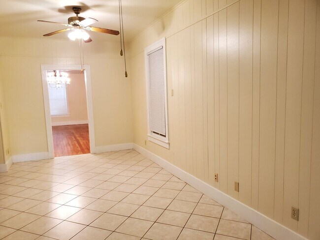 Building Photo - Charming 3 bedroom 4 blocks to the beach!