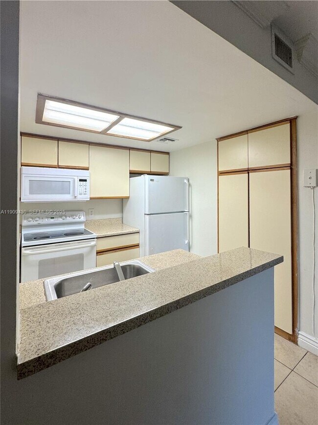 Building Photo - 3215 Coral Lake Dr