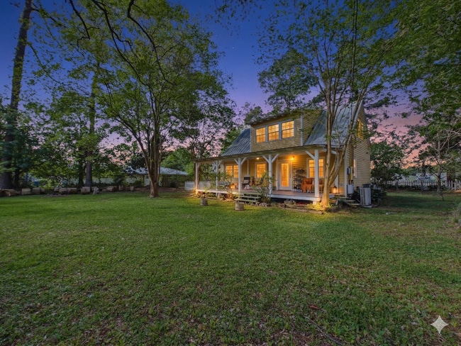 Building Photo - COMING SOON! Charming Cottage in the Center of Town