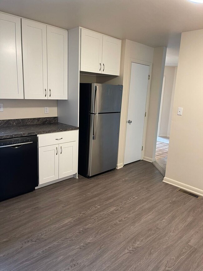 Building Photo - 105 Foxfire Dr