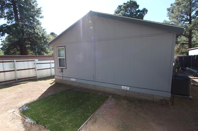 Building Photo - Move-in Special! Home in Christmas Tree es...