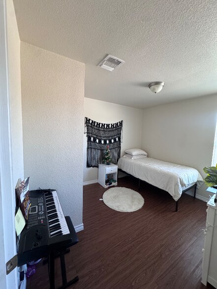 Building Photo - 1718 risen