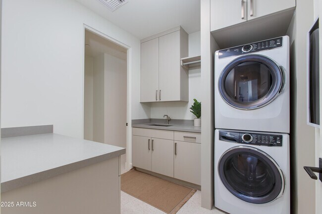 Building Photo - 5000 N Camelback Rdg Dr