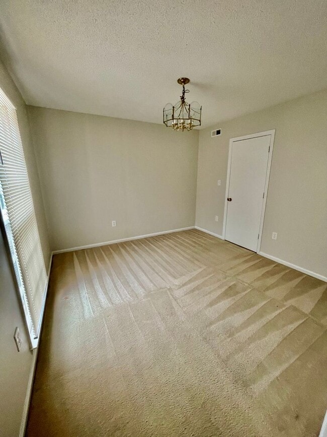 Building Photo - Welcome to this beautiful 5-bedroom, 2-bathroom home located in the vibrant city of Charlotte, NC