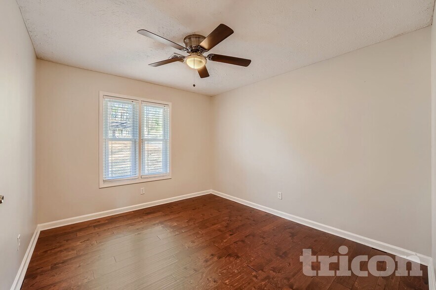 Building Photo - 414 River Point Dr