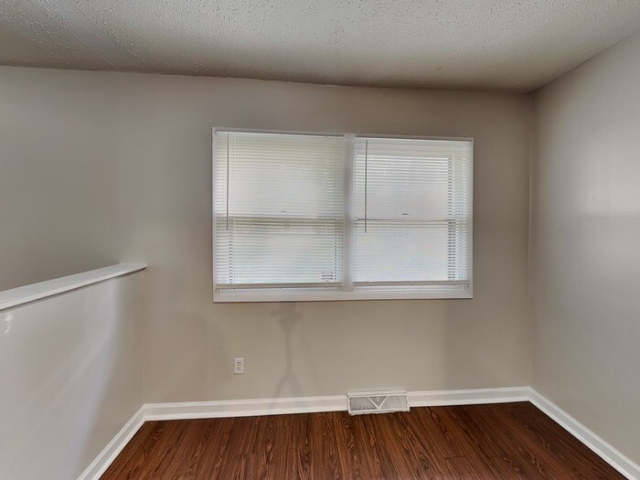 Building Photo - 323 Hillendale Dr