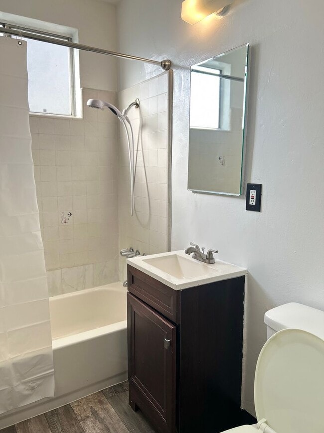 Building Photo - 1622 W 81st St