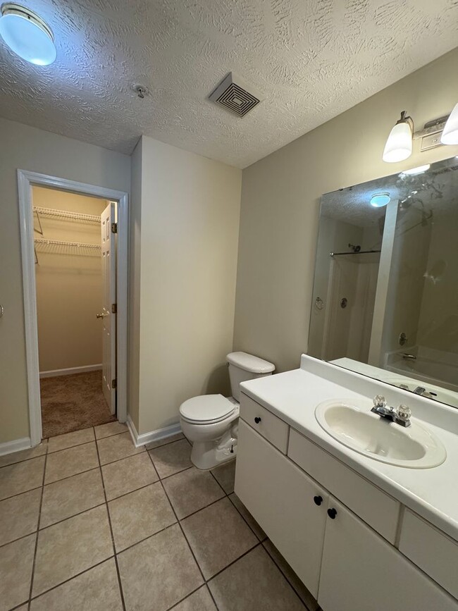 Building Photo - Lovely 2 Bedroom King's Grant Condo