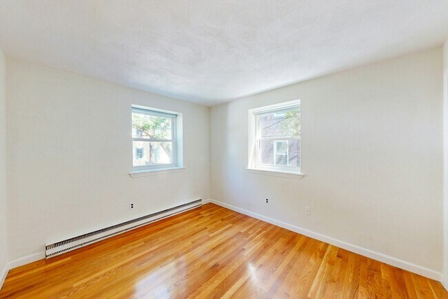 Building Photo - 104 Trowbridge St