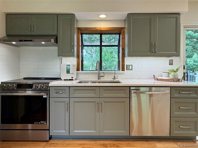 Building Photo - 306 Michelson Rd
