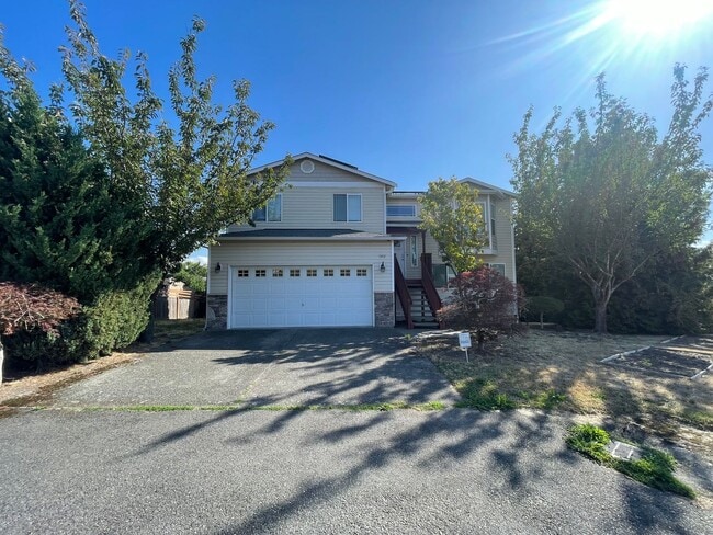 Primary Photo - Spacious 5BR / 3BA Beacon Hill Home – 2,210 SF – $3900 – Pets OK