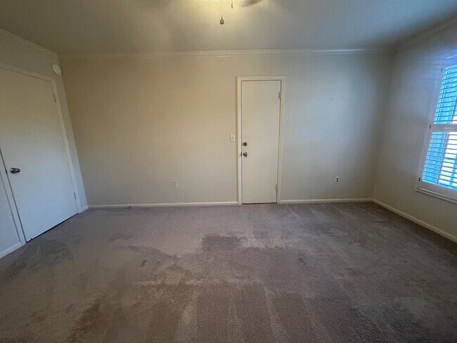 Building Photo - 5516 Lakeshore Dr